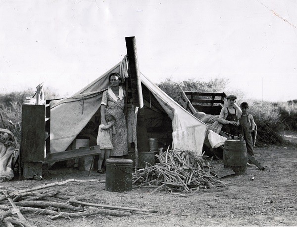 Migrants from Texas Camped on River Bottom Near Holtville