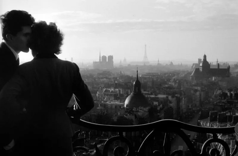 Les Amoureux de la Bastille, Paris, 1957