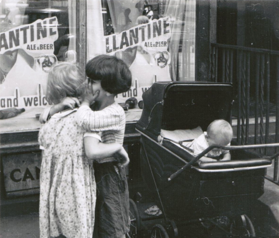 Helen Levitt, New York, 1942